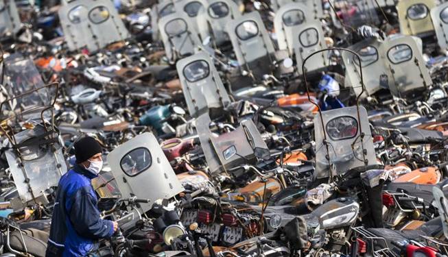 اشباع پارکینگ‌های شهر اصفهان از موتورسیکلت‌های متخلف