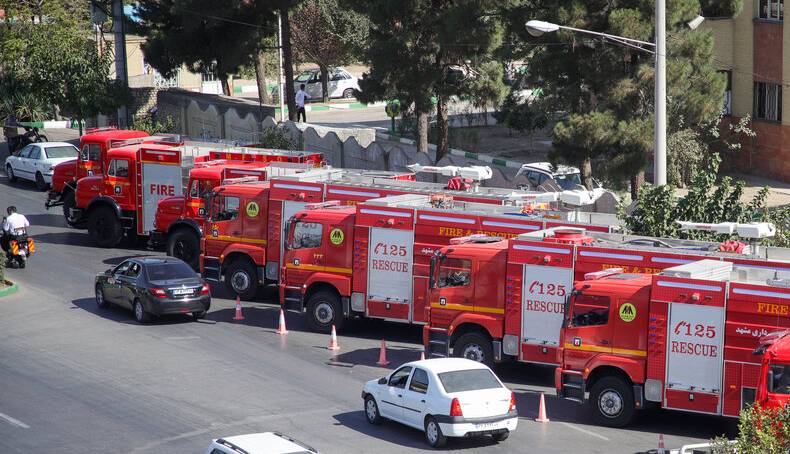 عکس/ رژه ناوگان خودرویی آتش‌نشانی مشهد
