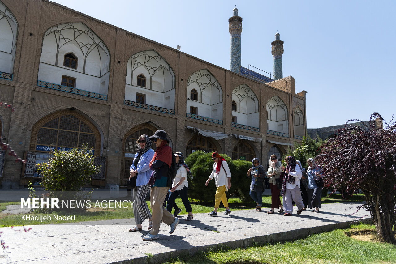 عکس/ بازدید گردشگران خارجی از بناهای تاریخی اصفهان
