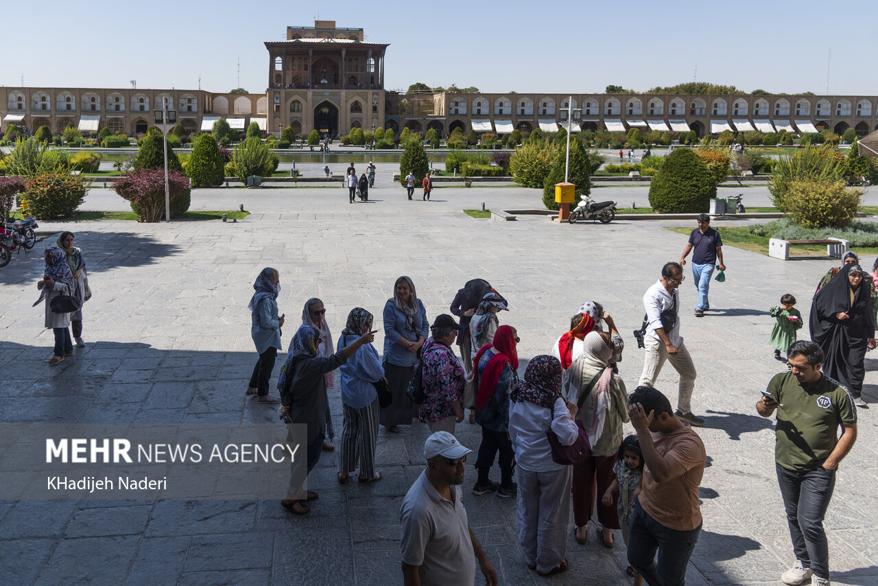 عکس/ بازدید گردشگران خارجی از بناهای تاریخی اصفهان