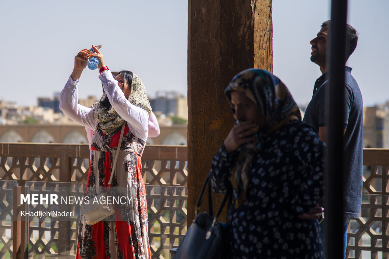  گردشگران خارجی محو زیبایی بناهای تاریخی اصفهان