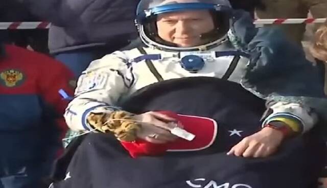 فضانوردان روسی به زمین بازگشتند