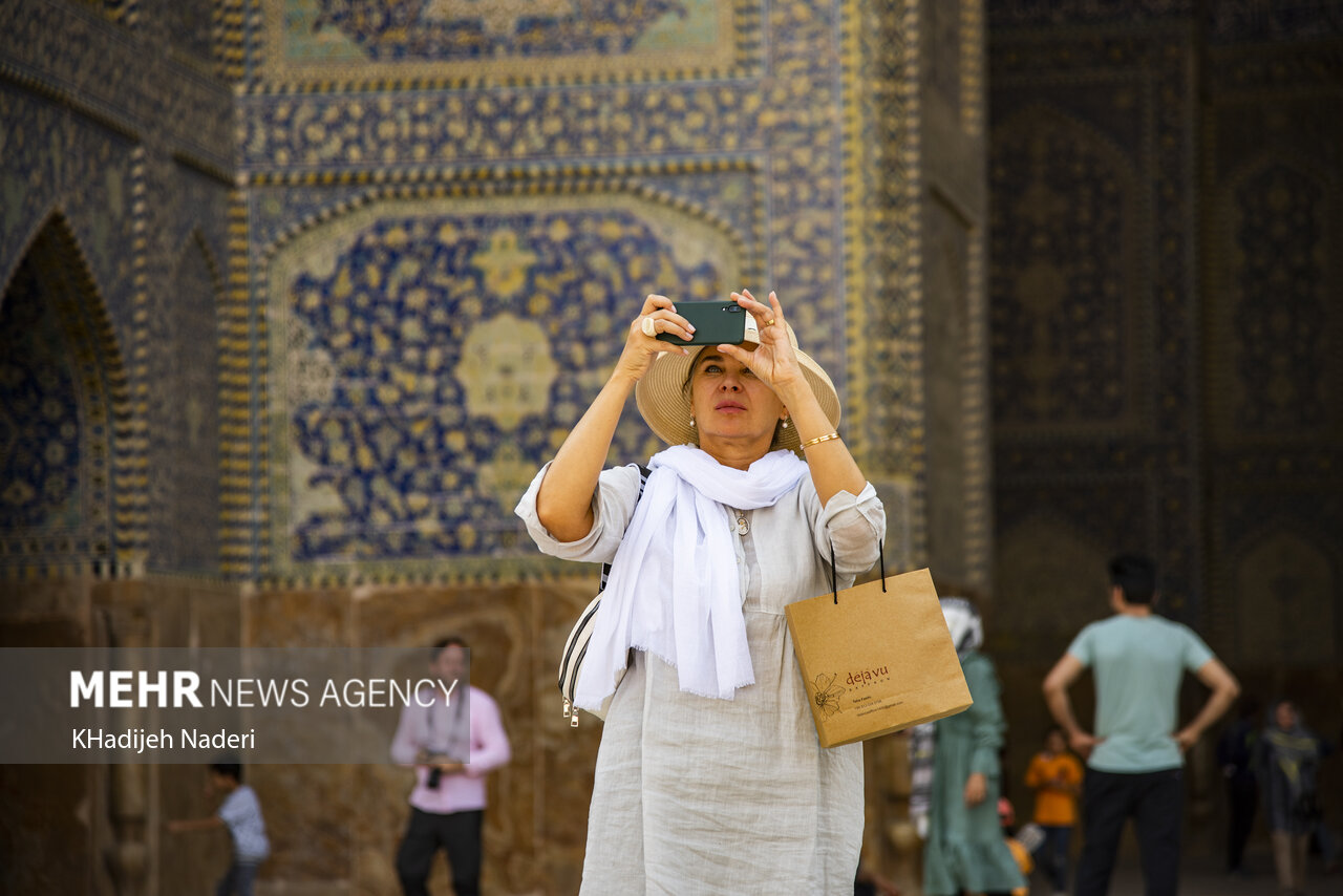 عکس/ بازدید گردشگران خارجی از بناهای تاریخی اصفهان