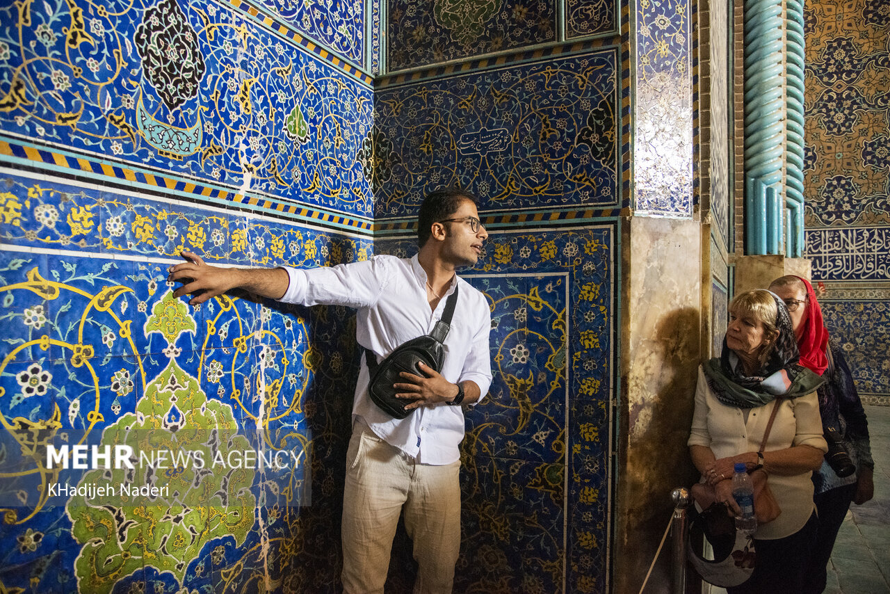 عکس/ بازدید گردشگران خارجی از بناهای تاریخی اصفهان