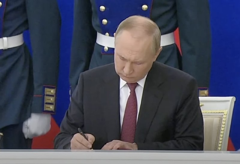 عکس/ لحظه امضای سند الحاق چهار منطقه از اوکراین به روسیه