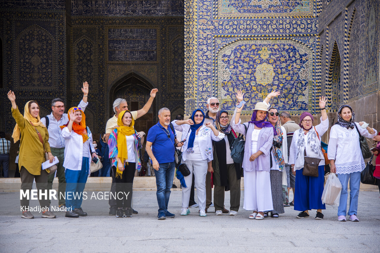 عکس/ بازدید گردشگران خارجی از بناهای تاریخی اصفهان