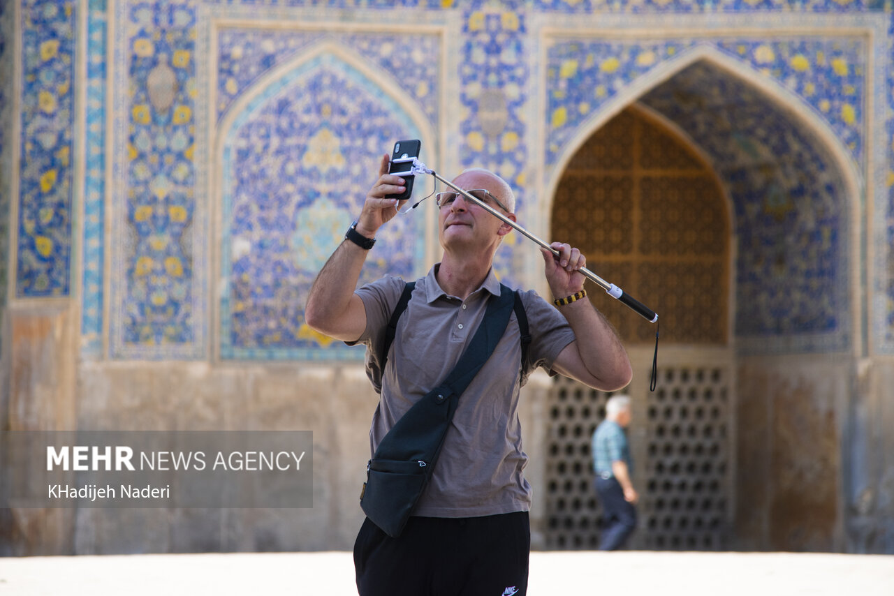 عکس/ بازدید گردشگران خارجی از بناهای تاریخی اصفهان