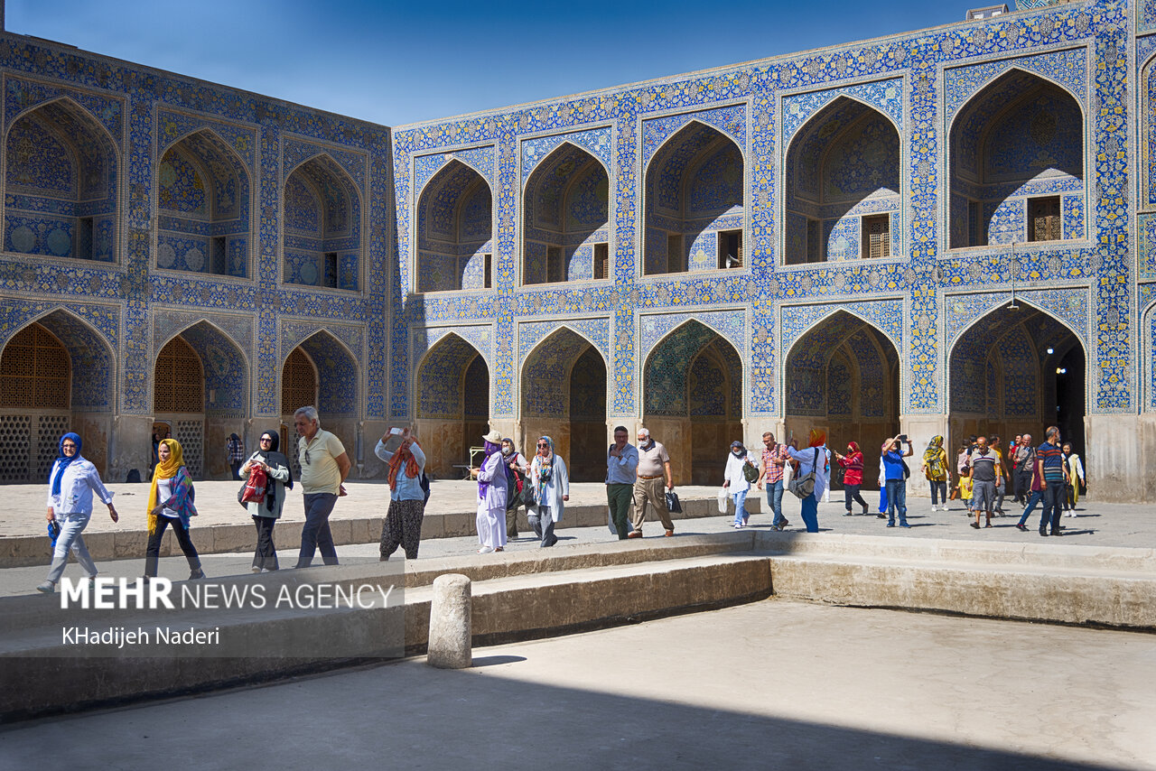عکس/ بازدید گردشگران خارجی از بناهای تاریخی اصفهان