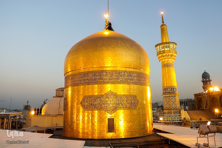 عکس/ آیین تعویض پرچم گنبد حرم مطهر امام رضا(ع)