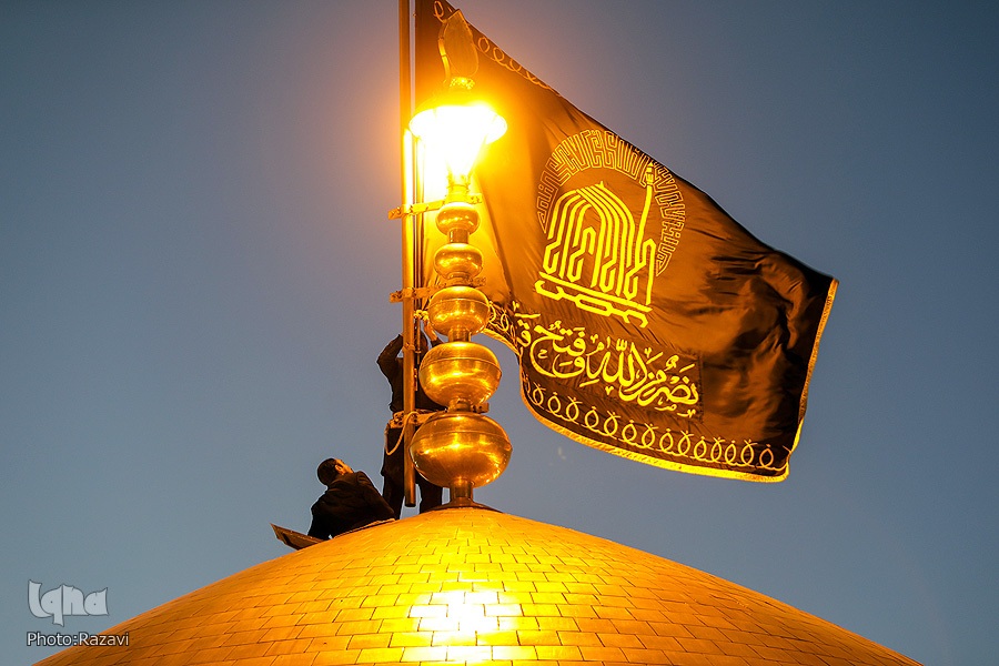 عکس/ آیین تعویض پرچم گنبد حرم مطهر امام رضا(ع)