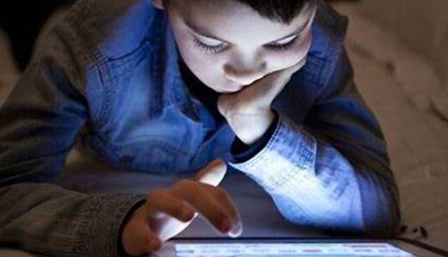 کودکمان را در فضای مجازی رها نکنیم