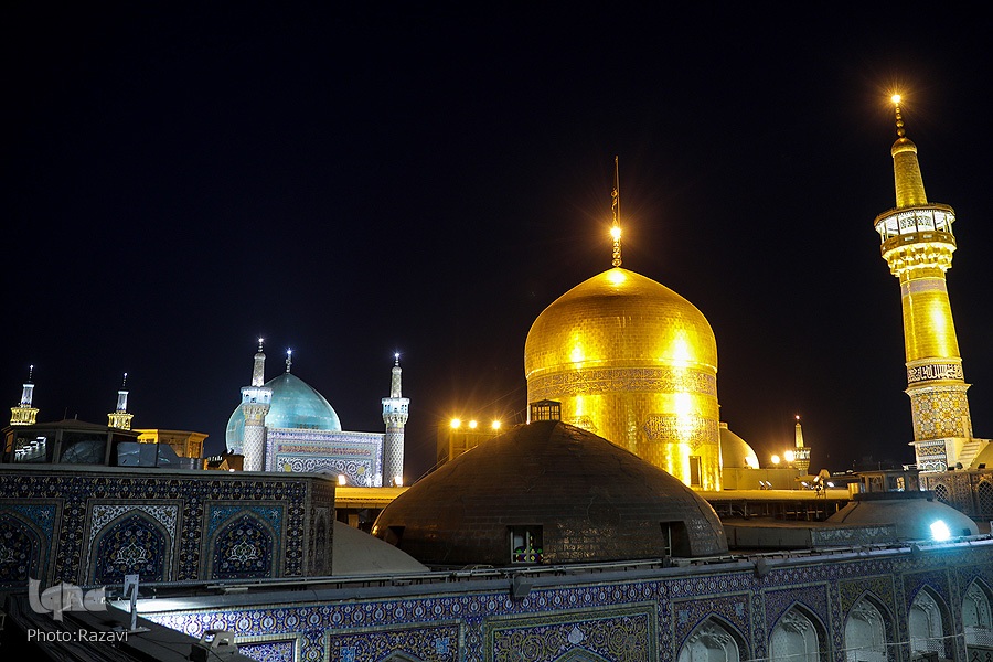 عکس/ آیین تعویض پرچم گنبد حرم مطهر امام رضا(ع)