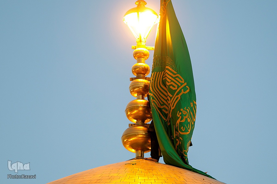 عکس/ آیین تعویض پرچم گنبد حرم مطهر امام رضا(ع)