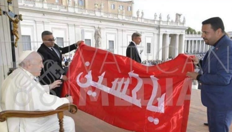 عکس/ اهدای پرچم حرم امام حسین (ع) به رهبر کاتولیک‌های جهان