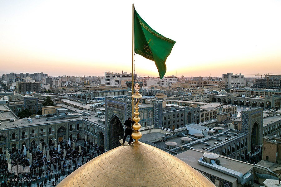 عکس/ آیین تعویض پرچم گنبد حرم مطهر امام رضا(ع)