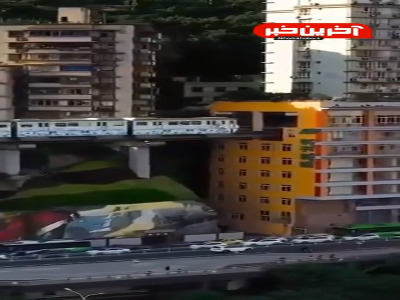 عبور قطار از وسط یک ساختمان مسکونی در چین