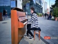 اجرای یک موسیقی خیابانی زیبا با ساز «پیانو»