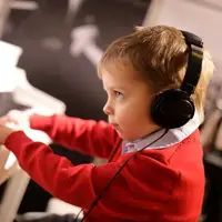 4 دلیل که نشان می‌دهد موسیقی ابزاری قدرتمند برای کودکان اوتیسم است 
