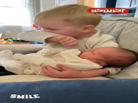 اشک‌های پراحساس پسربچه بعد از به آغوش کشیدن خواهرش