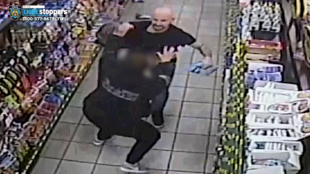 حمله وحشیانه یک مرد به سه مشتری در فروشگاه
