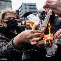 آتش زدن قبوض انرژی توسط معترضان انگلیسی‌
