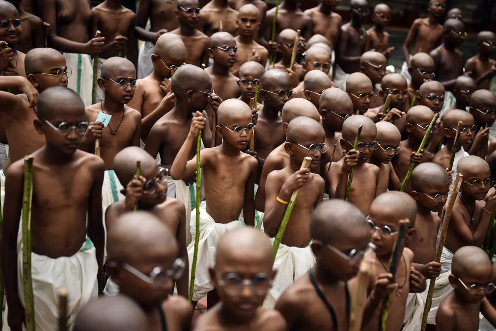 مانور کودکان در صد و پنجاه و سومین سالگرد تولد گاندی