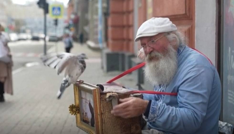 پیرمرد اوکراینی با جعبه موزیکال شادی پخش می‌کند