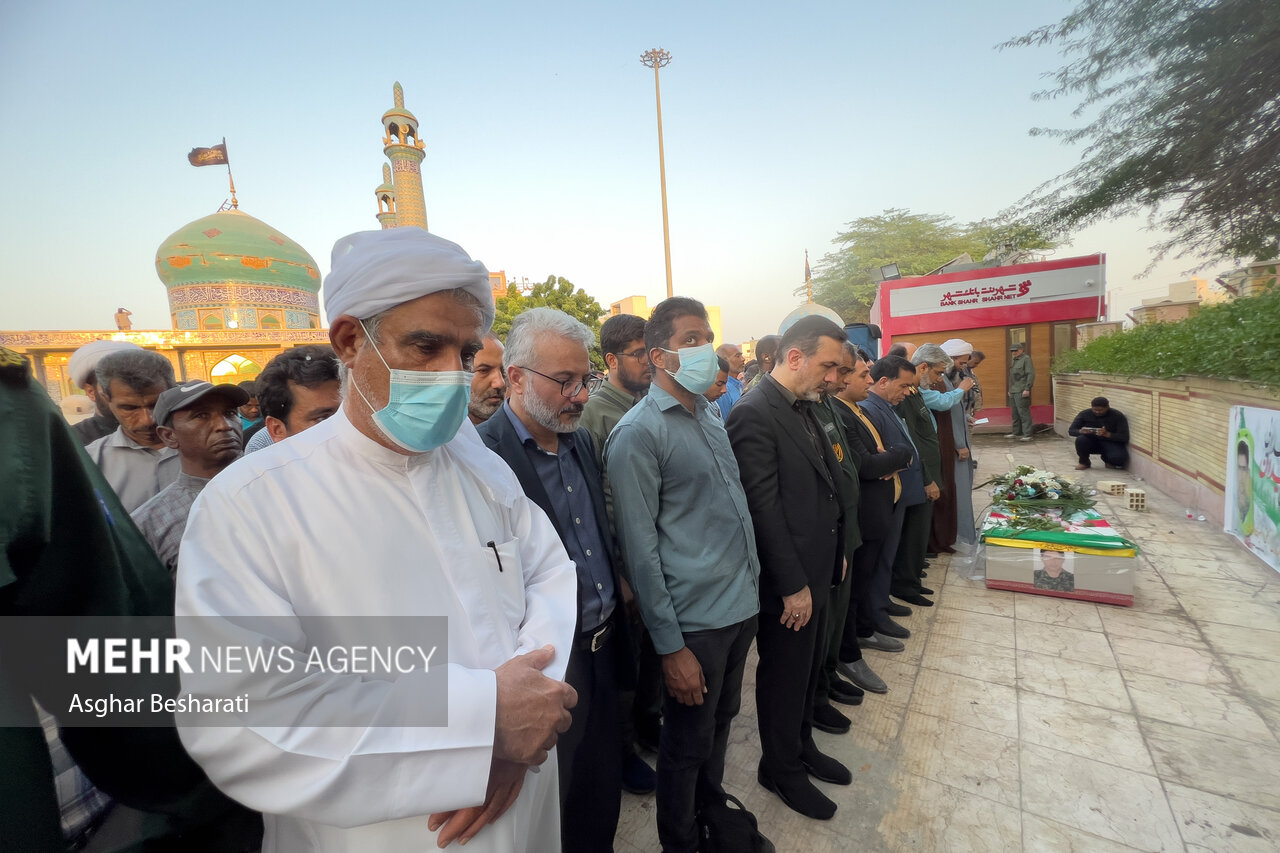 عکس/ تشییع پیکر شهید مدافع امنیتی که مانع اهانت به تصاویر شهدا شد