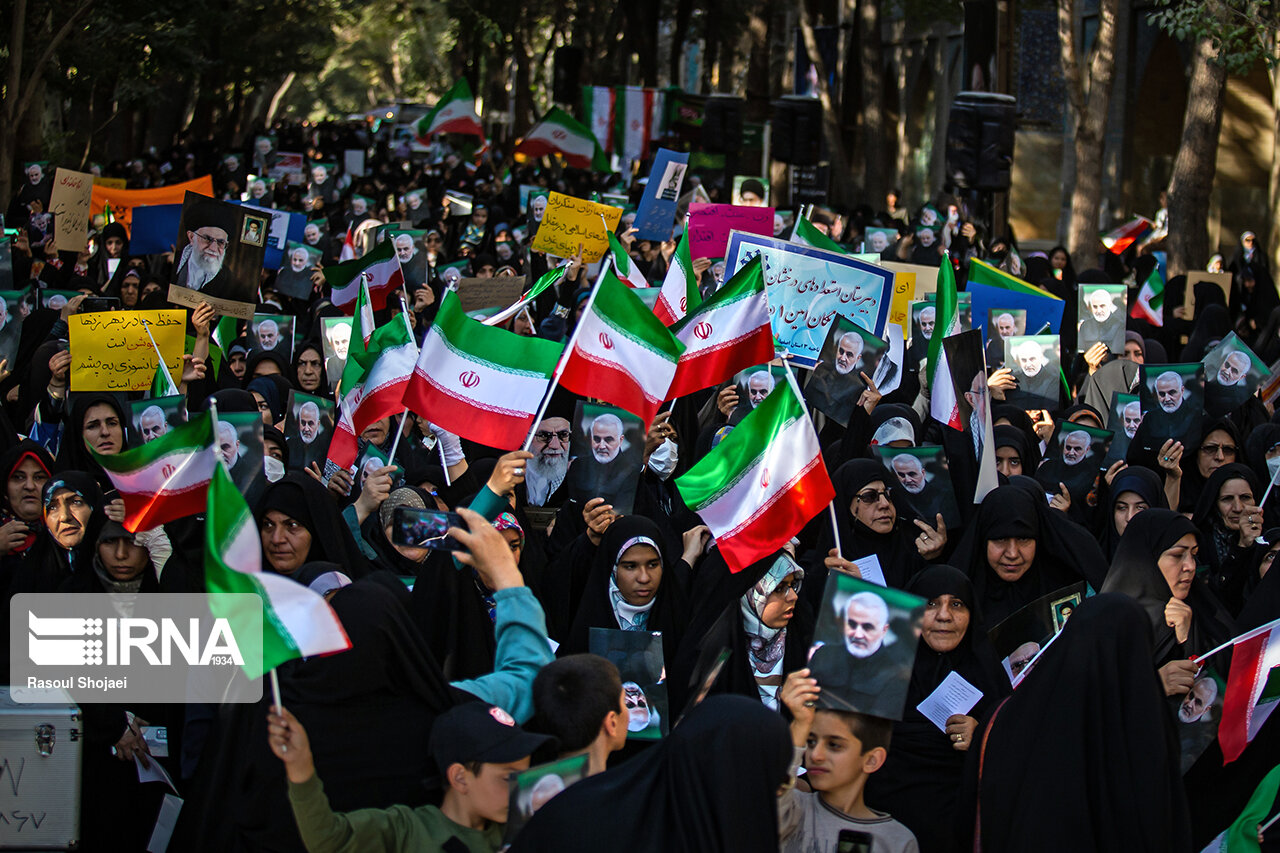 «زن, عفت, افتخار» اجتماع بانوان مهدوی در چهارباغ اصفهان