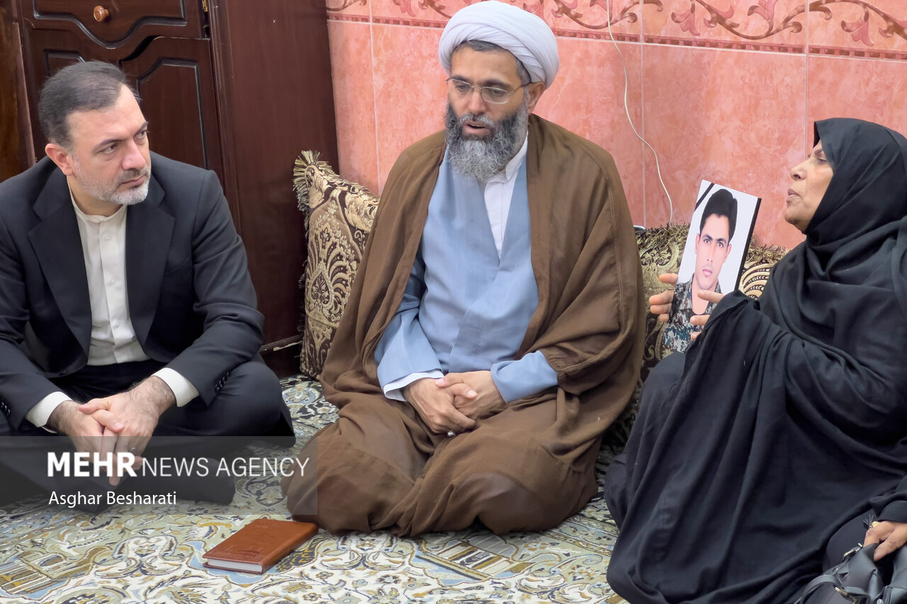عکس/ تشییع پیکر شهید مدافع امنیتی که مانع اهانت به تصاویر شهدا شد