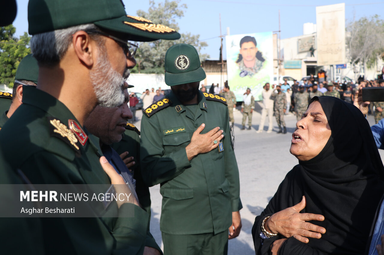 عکس/ تشییع پیکر شهید مدافع امنیتی که مانع اهانت به تصاویر شهدا شد