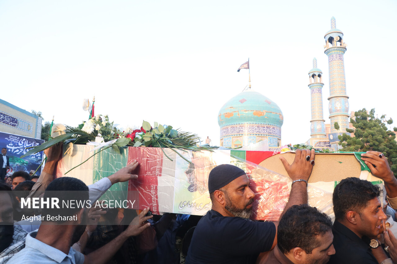 عکس/ تشییع پیکر شهید مدافع امنیتی که مانع اهانت به تصاویر شهدا شد