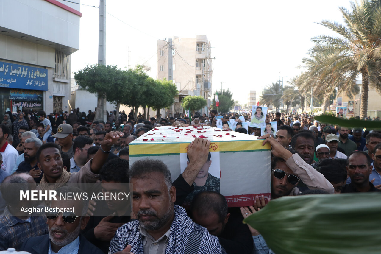 عکس/ تشییع پیکر شهید مدافع امنیتی که مانع اهانت به تصاویر شهدا شد