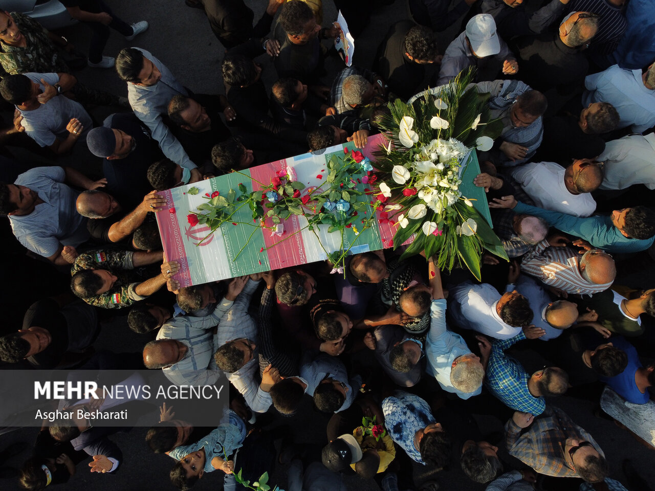 عکس/ تشییع پیکر شهید مدافع امنیتی که مانع اهانت به تصاویر شهدا شد