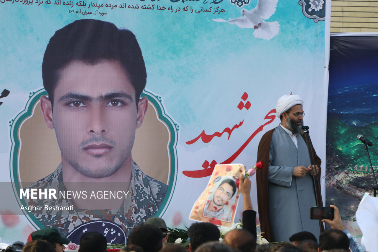 عکس/ تشییع پیکر شهید مدافع امنیتی که مانع اهانت به تصاویر شهدا شد