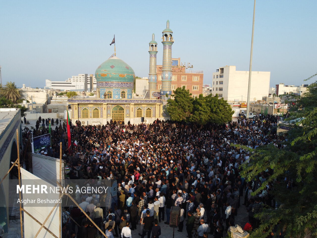 عکس/ تشییع پیکر شهید مدافع امنیتی که مانع اهانت به تصاویر شهدا شد