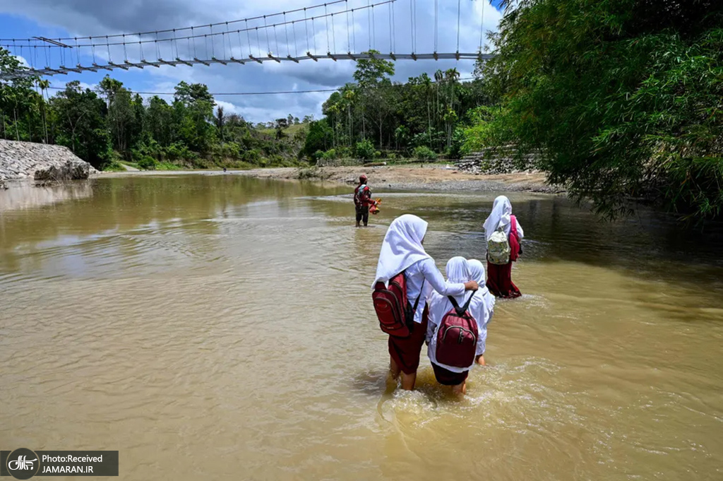 عبور دانش آموزان از رودخانه برای رسیدن به مدرسه
