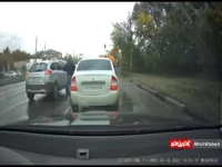 راننده عصبانی سرنشین خودروی جلویی را زیر گرفت