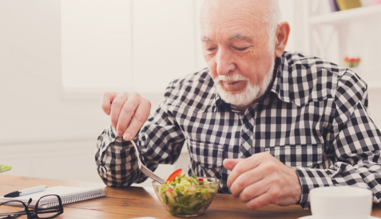 سالمندان باید چه غذاهایی بخورند؟  