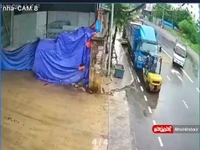 مهارت فوق العاده یک راننده کامیون در یک روز بارانی!