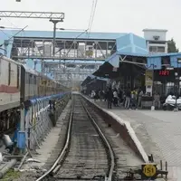 نجات مرد هندی از مرگ حتمی زیر قطار