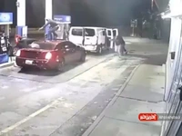 لحظه هولناک حمله سارقان مسلح به یک خودرو در پمپ بنزین!