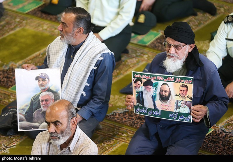 عکس/ حاشیه های نماز جمعه؛ نیروی انتظامی با بدن مجروح در صف نماز 