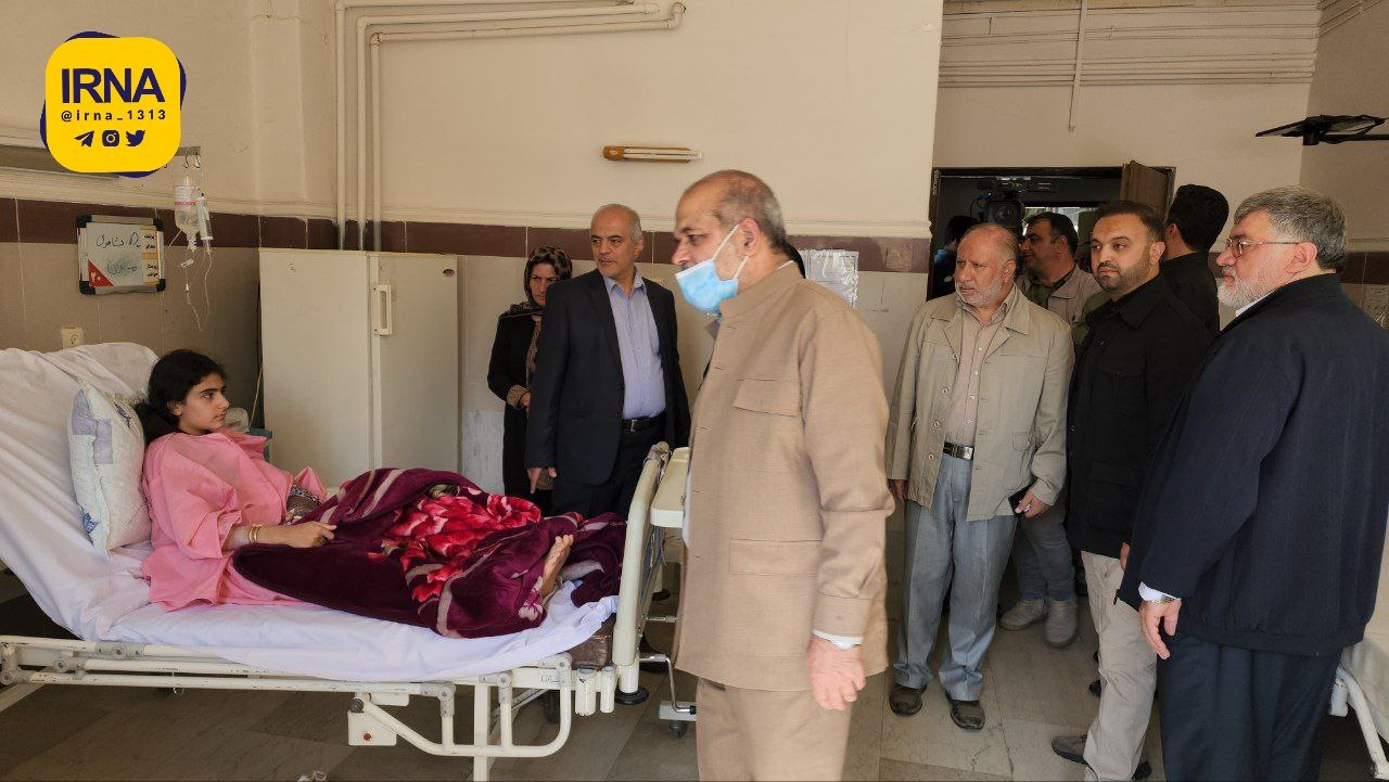 عکس/ وزیر کشور از مصدومان زلزله خوی عیادت کرد