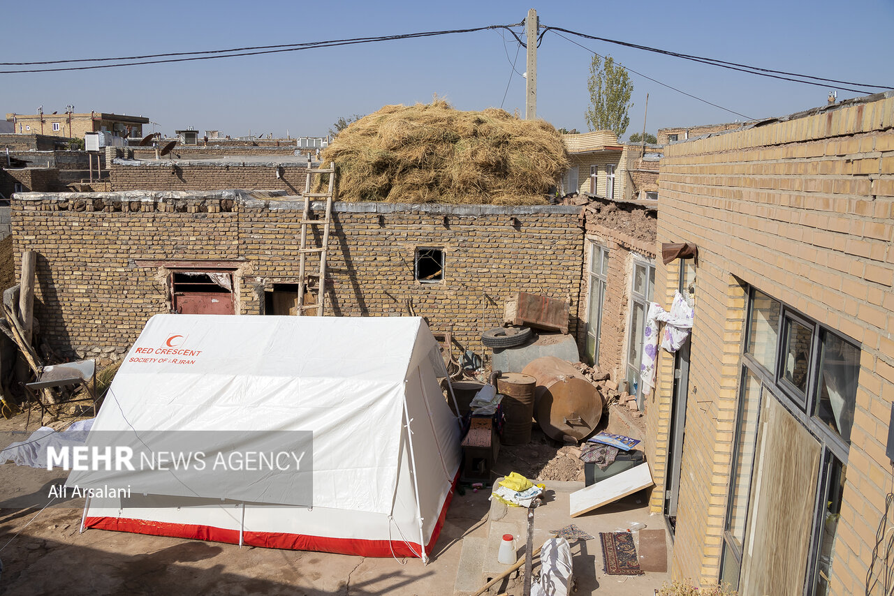 زلزله زدگان خوی در چادرهای امدادی