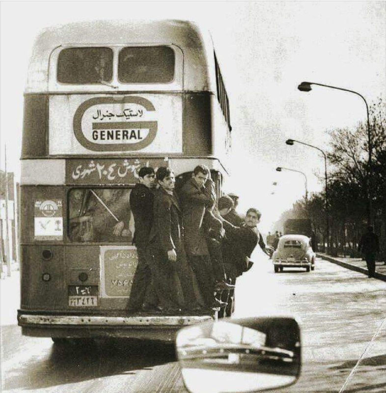 آویزان شدن مردم از اتوبوس در دهه پنجاه 