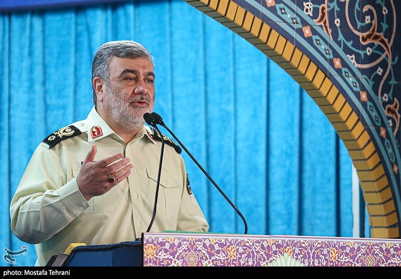 عکس/ حاشیه های نماز جمعه؛ نیروی انتظامی با بدن مجروح در صف نماز 