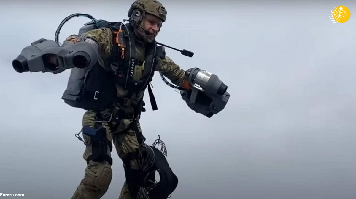 پرواز تفنگداران نیروی دریایی بریتانیا با لباس پرنده