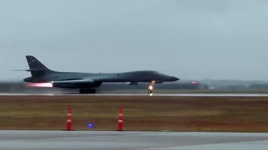 نمایی دیدنی از فرود بمب‌افکن راکول B1 لنسر