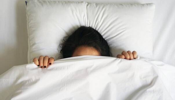 پتوهای سنگین به ترشح ملاتونین و افزایش بهبود خواب کمک می کنند  